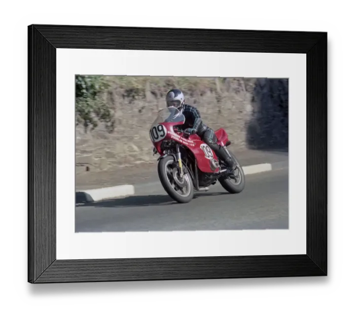 Framed Print : Simon Thompson (Suzuki) 1982 Senior Manx Grand Prix Framed Print : Simon Thompson (Suzuki) 1982 Senior Manx Grand Prix