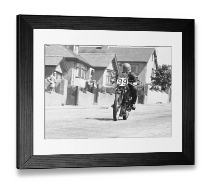 Framed Print : Bill Maddrick (Velocette) 1950 Junior TT Framed Print : Bill Maddrick (Velocette) 1950 Junior TT