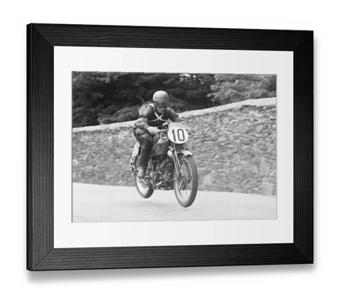 Framed Print : Bill Maddrick (Guzzi) 1952 Lightweight TT Framed Print : Bill Maddrick (Guzzi) 1952 Lightweight TT