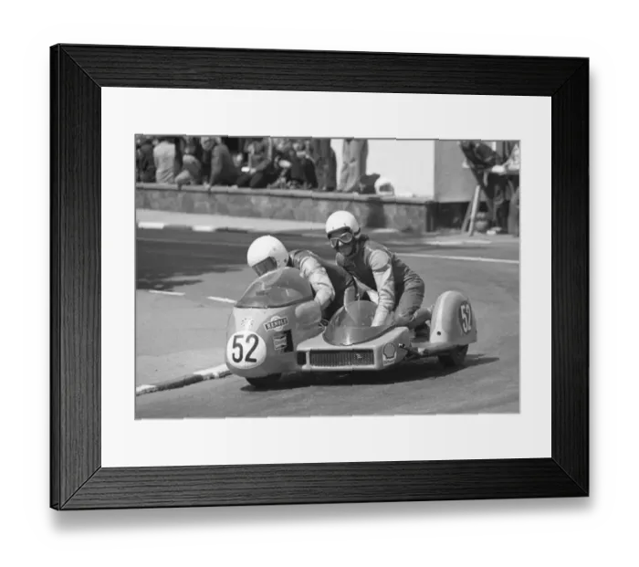 Framed Print : Graham Milton & Dennis Smith (British Magnum) 1975 500 Sidecar TT Framed Print : Graham Milton & Dennis Smith (British Magnum) 1975 500 Sidecar TT