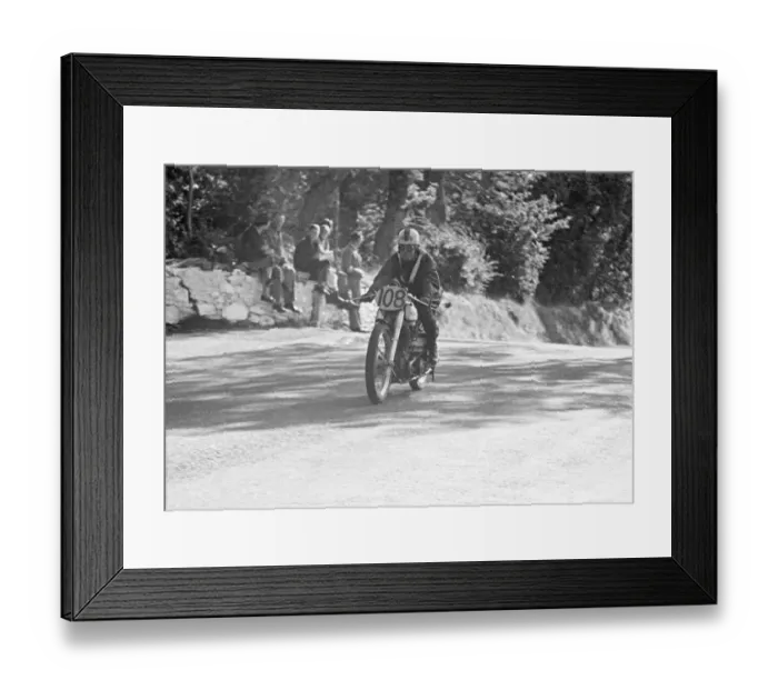 Framed Print : Bob Penney (Norton) 1951 Senior Manx Grand Prix Framed Print : Bob Penney (Norton) 1951 Senior Manx Grand Prix