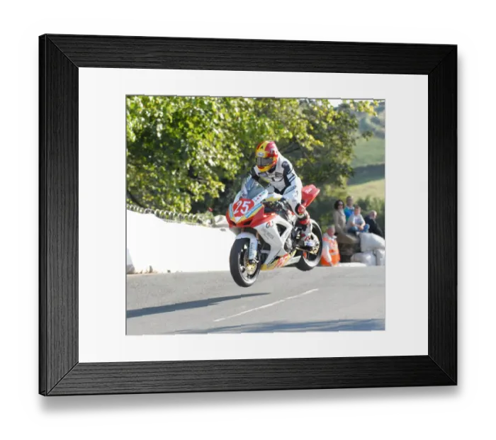 Framed Print : Glenn Harrison (Suzuki) 2011 Newcomers Manx Grand Prix Framed Print : Glenn Harrison (Suzuki) 2011 Newcomers Manx Grand Prix