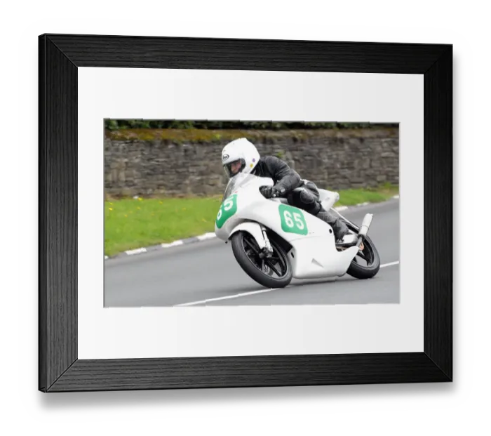 Framed Print : Doug Snow (Honda) 2011 Lightweight Manx Grand Prix Framed Print : Doug Snow (Honda) 2011 Lightweight Manx Grand Prix