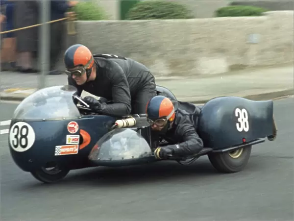 Derek Plummer & Malcolm Brett (Kettle Triumph) 1970 500 Sidecar TT