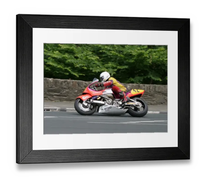 Framed Print : Steve Linsdell (Yamaha) 2004 Senior TT Framed Print : Steve Linsdell (Yamaha) 2004 Senior TT