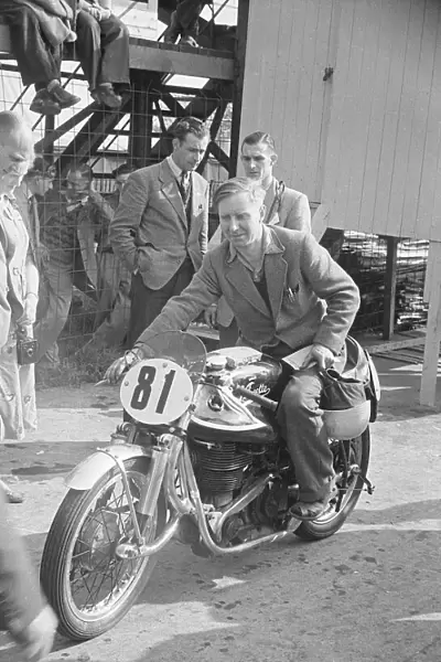 Frank Fry (Earles Velocette) 1951 Junior TT