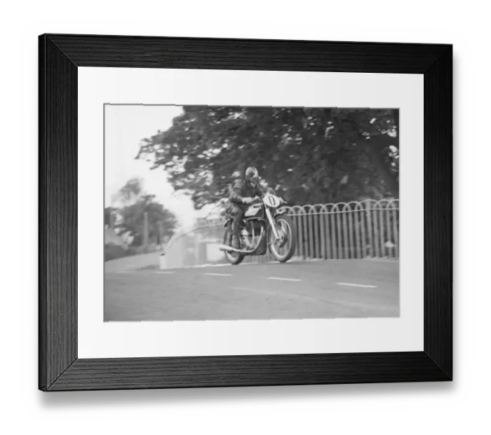 Framed Print : Dickie Dale (Norton) 1950 Senior TT practice Framed Print : Dickie Dale (Norton) 1950 Senior TT practice