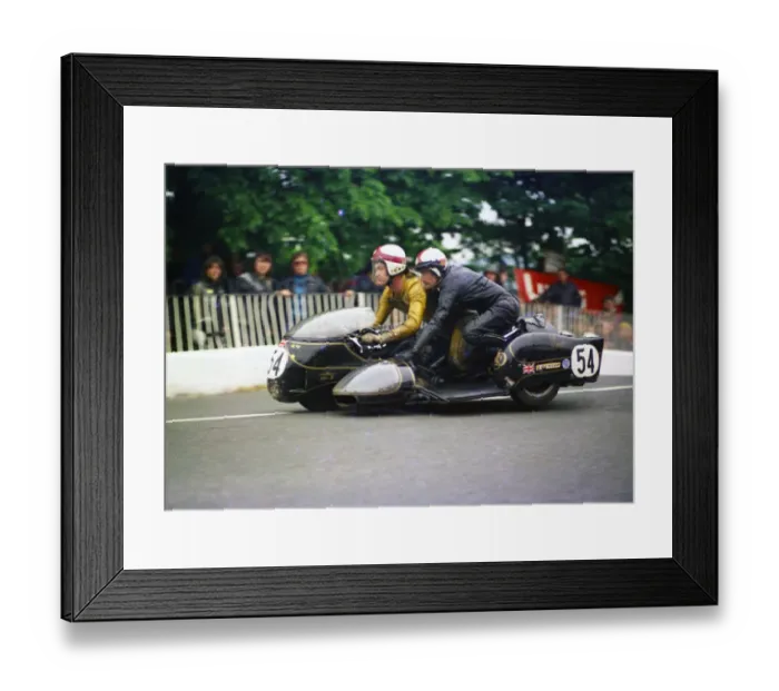 Framed Print : John Davies & Wiliam Williams (Rumble Crooks Suzuki) 1977 Sidecar TT Framed Print : John Davies & Wiliam Williams (Rumble Crooks Suzuki) 1977 Sidecar TT