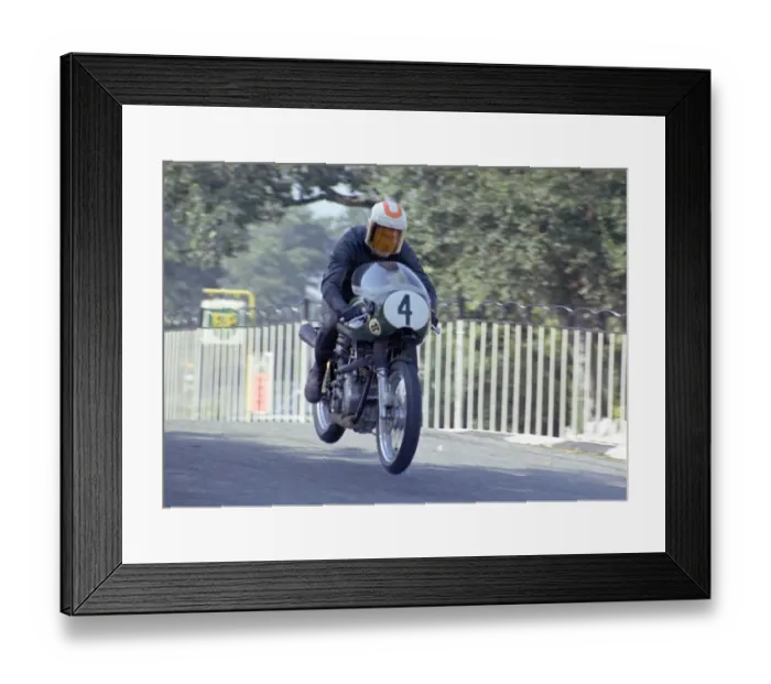 Framed Print : Brian Garratt (Velocette) 1971 Senior Manx Grand Prix Framed Print : Brian Garratt (Velocette) 1971 Senior Manx Grand Prix