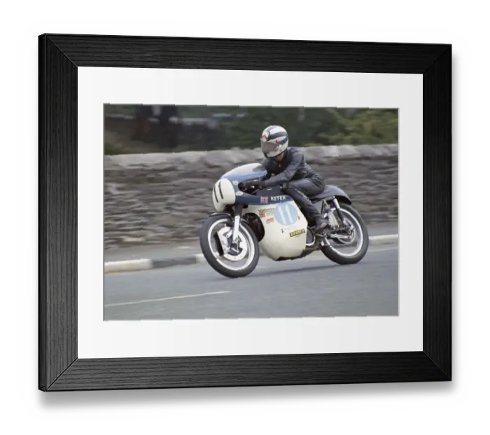 Framed Print : Ken Darville (Kettle AJS) 1972 Junior Manx Grand Pix Framed Print : Ken Darville (Kettle AJS) 1972 Junior Manx Grand Pix