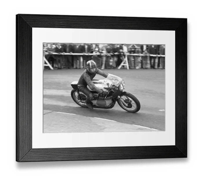 Framed Print : Tony Snape (Yamaha) 1975 Lightweight Manx Grand Prix Framed Print : Tony Snape (Yamaha) 1975 Lightweight Manx Grand Prix