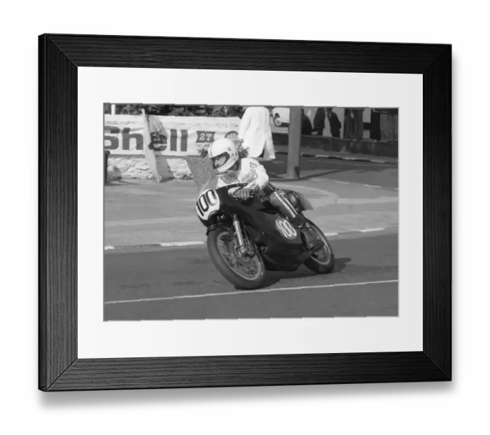 Framed Print : Lew Batty (Yamaha) 1977 Lightweight Manx Grand Prix Framed Print : Lew Batty (Yamaha) 1977 Lightweight Manx Grand Prix