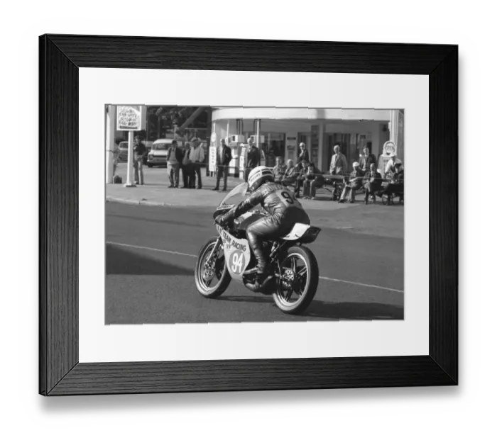 Framed Print : Monty Swann (Maxton Yamaha) 1977 Lightweight Manx Grand Prix Framed Print : Monty Swann (Maxton Yamaha) 1977 Lightweight Manx Grand Prix