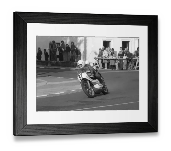 Framed Print : Tony Snape (Yamaha) 1977 Lightweight Manx Grand Prix Framed Print : Tony Snape (Yamaha) 1977 Lightweight Manx Grand Prix
