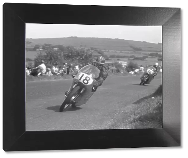 Mike Hailwood (Ducati) and Gary Hocking (MZ) 1959 Lightweight Ulster Grand Prix