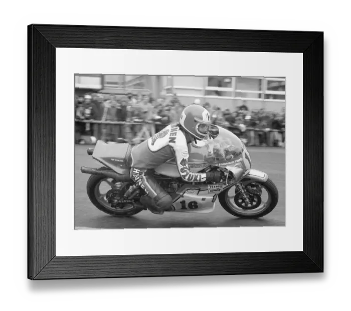 Framed Print : Pat Hennen (Suzuki) 1977 Senior TT Framed Print : Pat Hennen (Suzuki) 1977 Senior TT