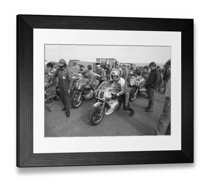 Framed Print : Pat Hennen (Suzuki) 1977 Senior TT