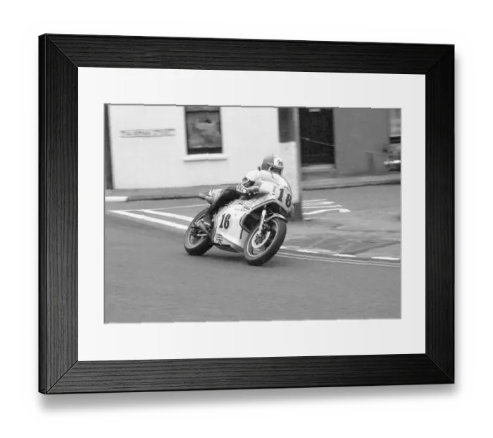 Framed Print : Pat Hennen (Suzuki) 1977 Senior TT Framed Print : Pat Hennen (Suzuki) 1977 Senior TT