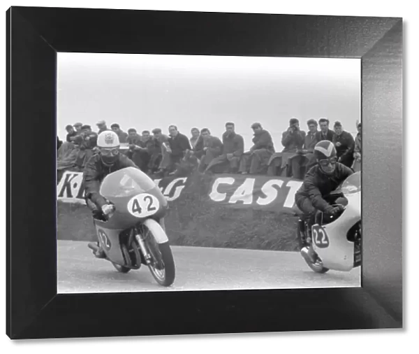 John Hartle (MV) overtakes Arthur Wheeler (AJS) 1958 Senior TT