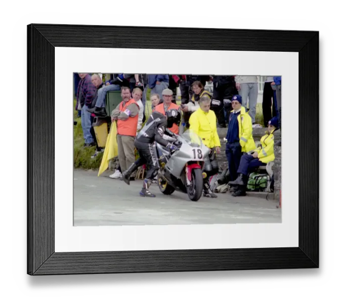Framed Print : Chris Heath (Yamaha) 2002 Formula One TT