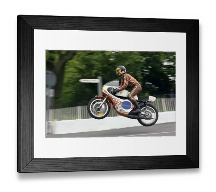 Framed Print : Tom Herron (Yamaha) 1974 Senior TT Framed Print : Tom Herron (Yamaha) 1974 Senior TT