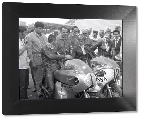 Kel Carruthers (Benelli) Santiago Herrro (Ossa) Frank Perris (Suzuki) 1969 Lightweight TT