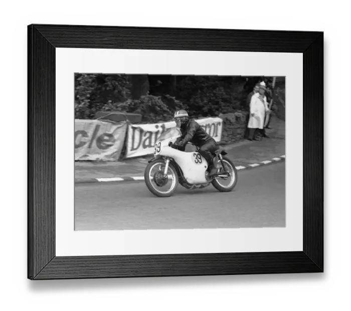 Framed Print : Eric Hinton (Norton) 1965 Senior TT Framed Print : Eric Hinton (Norton) 1965 Senior TT