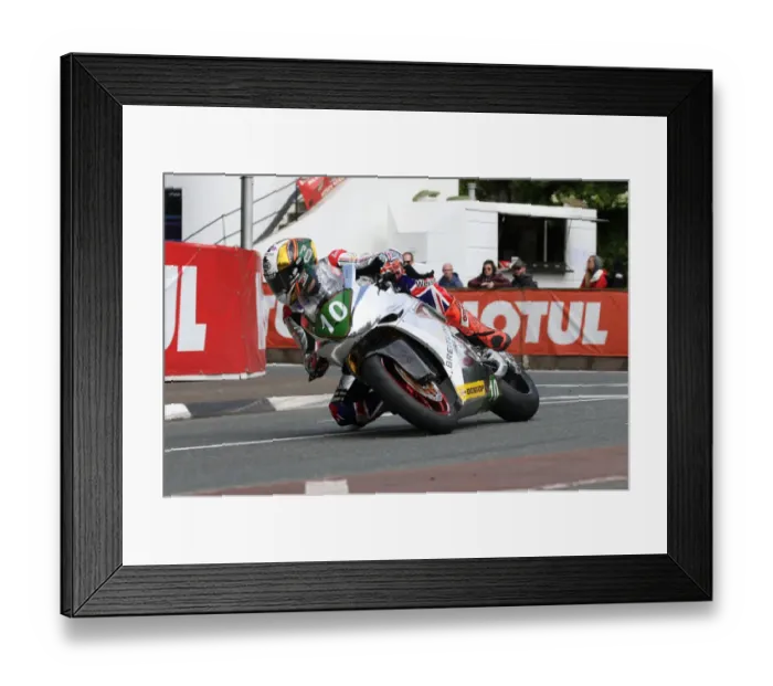 Framed Print : Peter Hickman (Norton) 2019 Lightweight TT Framed Print : Peter Hickman (Norton) 2019 Lightweight TT
