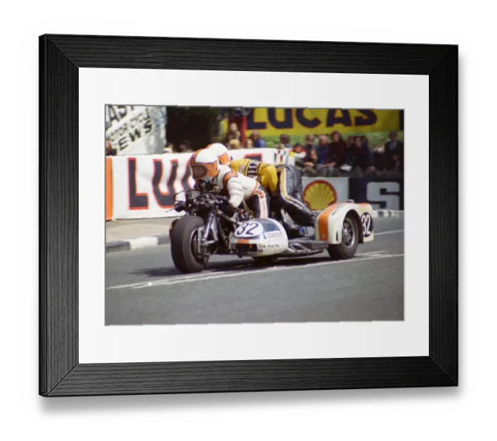 Framed Print : Mac Hobson & Stuart Collins (Hamilton Yamaha) 1974 500 Sidecar TT Framed Print : Mac Hobson & Stuart Collins (Hamilton Yamaha) 1974 500 Sidecar TT