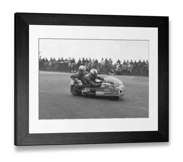 Framed Print : Mac Hobson & Mick Burns (Ham Yamaha) 1976 1000 Sidecar TT