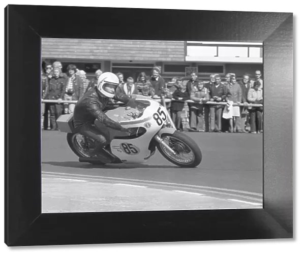 Brian Garratt (Suzuki) 1977 Senior Manx Grand Prix