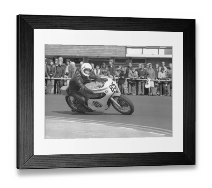 Framed Print : Brian Garratt (Suzuki) 1977 Senior Manx Grand Prix Framed Print : Brian Garratt (Suzuki) 1977 Senior Manx Grand Prix