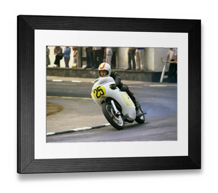 Framed Print : Brian Garratt (Suzuki spl) 1975 Senior Manx Grand Prix