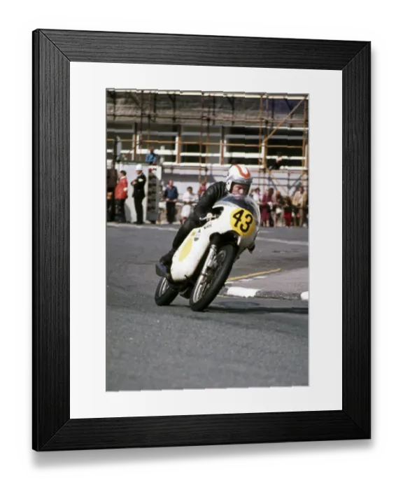Framed Print : Brian Garratt (Norton) 1973 Senior Manx Grand Prix Framed Print : Brian Garratt (Norton) 1973 Senior Manx Grand Prix