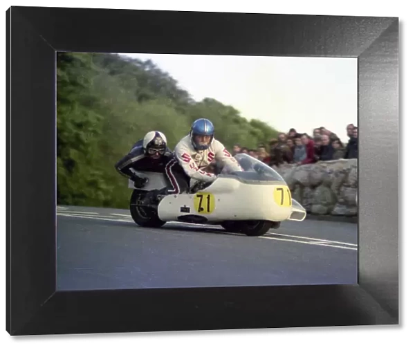 Bran Bardsley & Peter Cropper (Suzuki) 1976 1000cc Sidecar TT