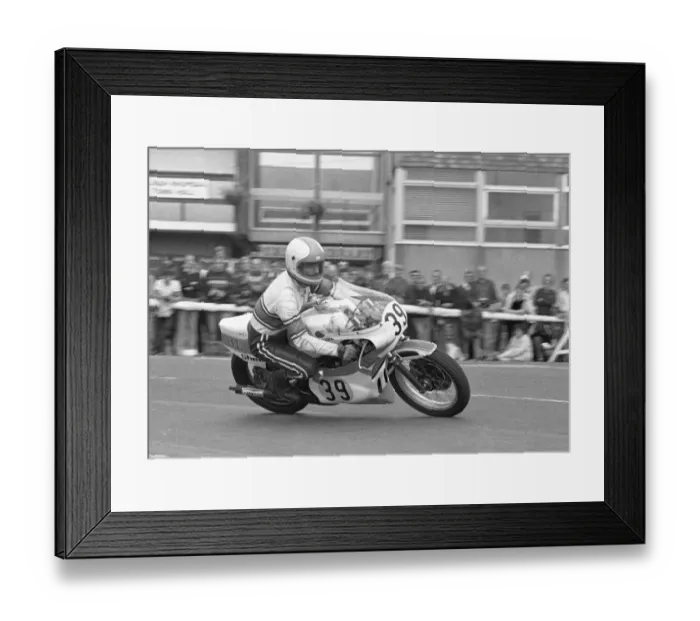 Framed Print : Gordon Farmer (Yamaha) 1981 Senior Manx Grand Prix Framed Print : Gordon Farmer (Yamaha) 1981 Senior Manx Grand Prix