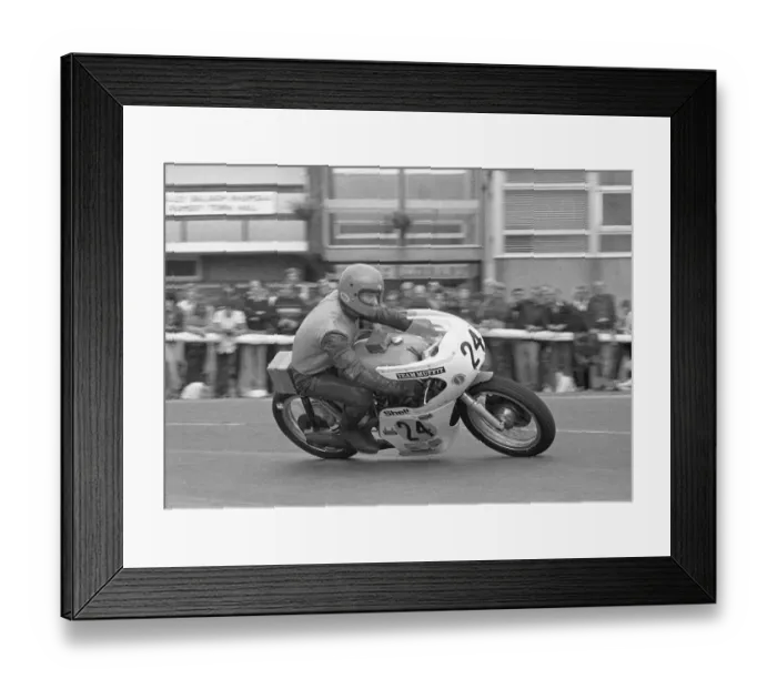 Framed Print : Brian Garratt (Norton) 1981 Senior Manx Grand Prix Framed Print : Brian Garratt (Norton) 1981 Senior Manx Grand Prix