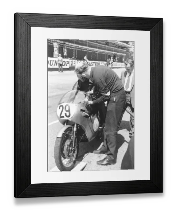 Framed Print : Bruce Beale (Honda) 1965 Junior TT Framed Print : Bruce Beale (Honda) 1965 Junior TT