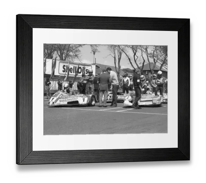 Framed Print : Derek Bayley & Bryan Nixon (Yamaha) and Dave Hallam & Framed Print : Derek Bayley & Bryan Nixon (Yamaha) and Dave Hallam &