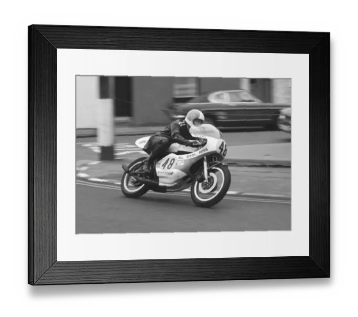 Framed Print : Les Bibby (Yamaha) 1977 Senior TT Framed Print : Les Bibby (Yamaha) 1977 Senior TT