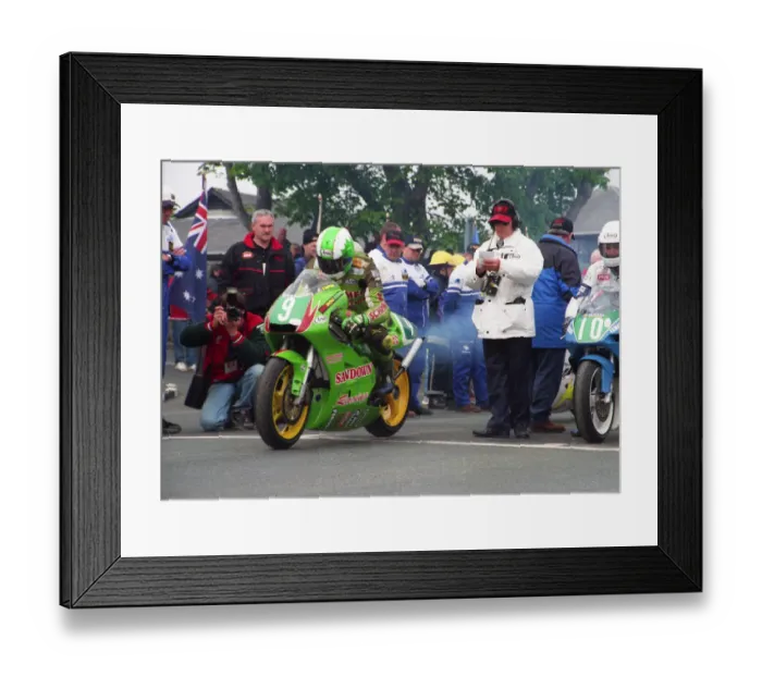 Framed Print : Richard Britton (Sandown Honda) 2000 Lightweight TT Framed Print : Richard Britton (Sandown Honda) 2000 Lightweight TT
