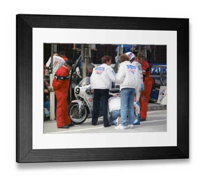 Framed Print : Roger Burnett (Durex Suzuki) 1990 Formula One TT Framed Print : Roger Burnett (Durex Suzuki) 1990 Formula One TT