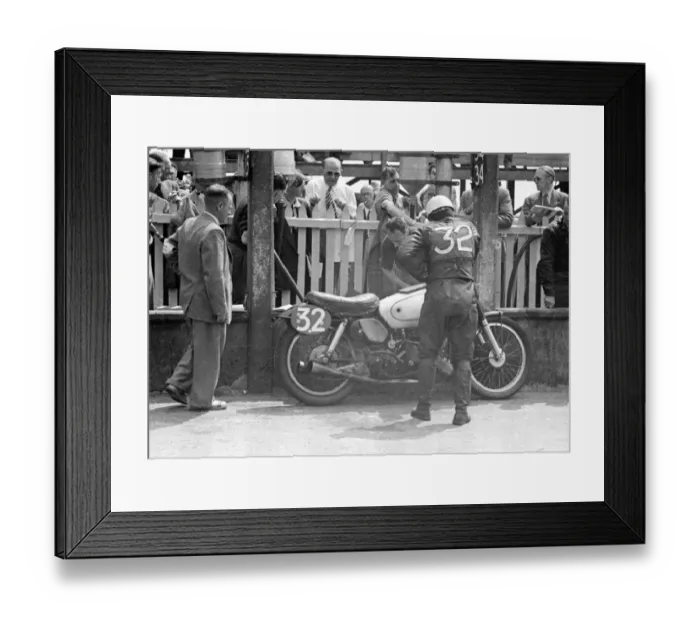 Framed Print : Bill Doran (AJS) 1949 Senior TT Framed Print : Bill Doran (AJS) 1949 Senior TT