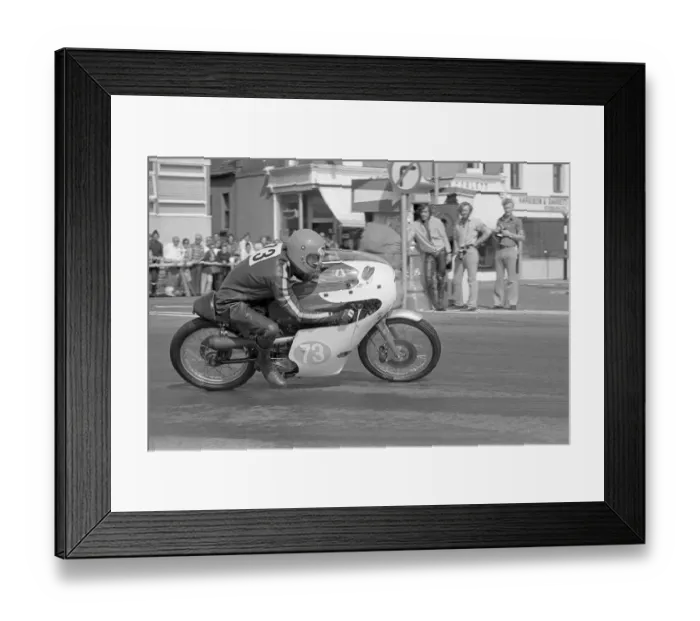 Framed Print : Bob Grover (Norton) 1975 Junior Manx Grand Prix Framed Print : Bob Grover (Norton) 1975 Junior Manx Grand Prix