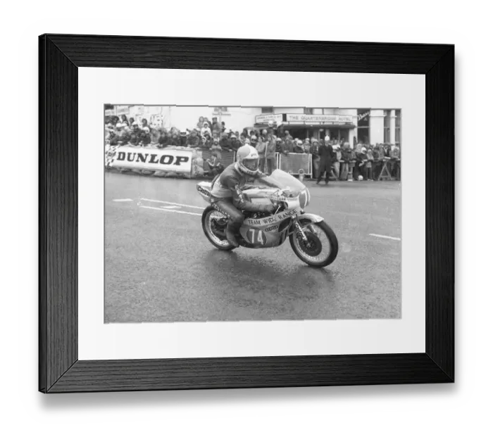 Framed Print : Len Carr (Yamaha) 1977 Junior TT Framed Print : Len Carr (Yamaha) 1977 Junior TT