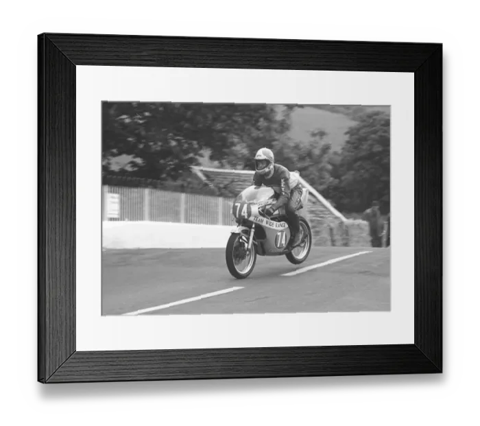 Framed Print : Len Carr (Yamaha) 1977 Junior TT Framed Print : Len Carr (Yamaha) 1977 Junior TT