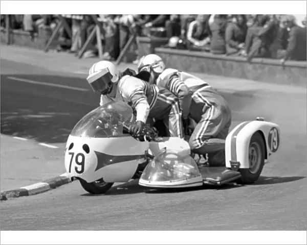 Alan Moss & Brian Vousden (Triumph) 1975 500 Sidecar TT