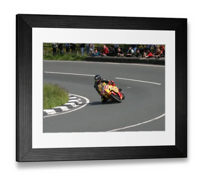 Framed Print : Paul Hunt (Suzuki) 2005 Superstock TT