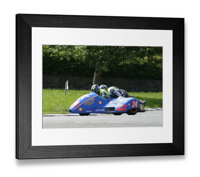 Framed Print : Simon Neary & Stuart Bond (Baker Yamaha) 2005 Sidecar TT Framed Print : Simon Neary & Stuart Bond (Baker Yamaha) 2005 Sidecar TT