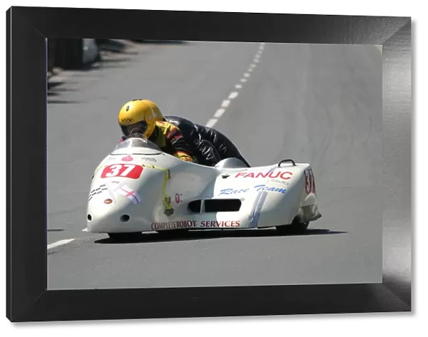 Andrew Thompson & Steve Harpham (Fanuc Honda) 2005 Sidecar TT